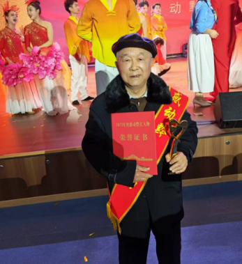 我校退休教师王长生教授获评 2025 年度 “感动黔江人物”